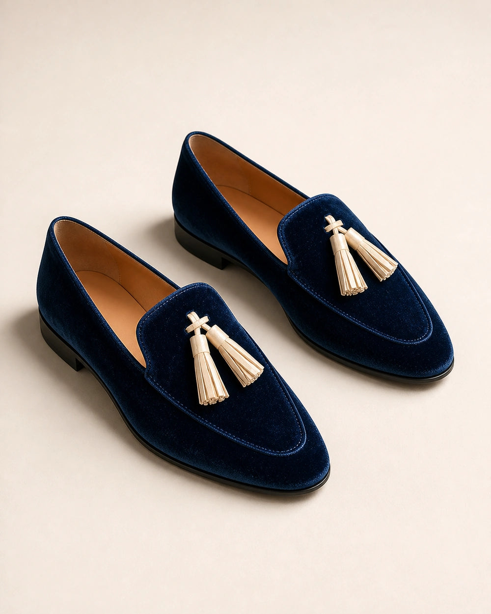 Mocasini bleumarin de damă cu textură catifelată și ciucuri — imagine de produs 9