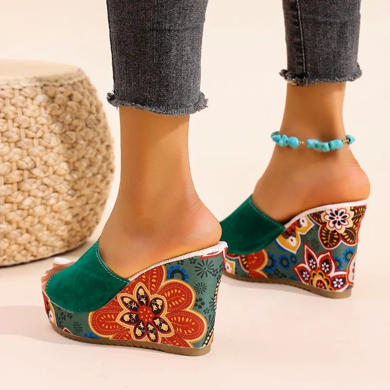 Sandale Wedge Momount Damă – Slide Platformă din Piele Întoarsă cu Imprimeu Floral Boho