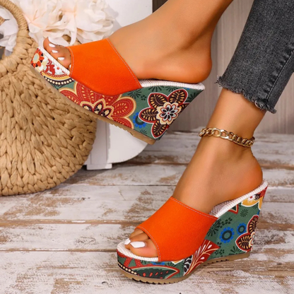 Sandale Wedge Momount Damă – Slide Platformă din Piele Întoarsă cu Imprimeu Floral Boho