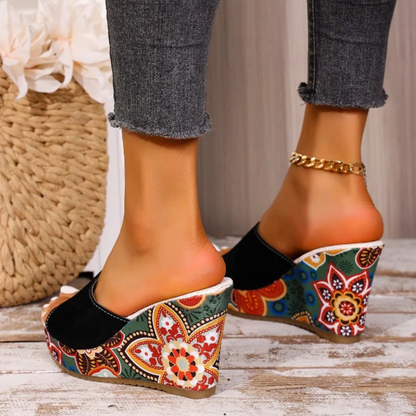Sandale Wedge Momount Damă – Slide Platformă din Piele Întoarsă cu Imprimeu Floral Boho