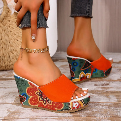 Sandale Wedge Momount Damă – Slide Platformă din Piele Întoarsă cu Imprimeu Floral Boho
