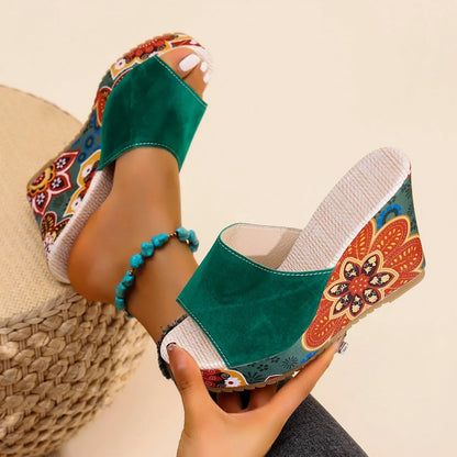 Sandale Wedge Momount Damă – Slide Platformă din Piele Întoarsă cu Imprimeu Floral Boho
