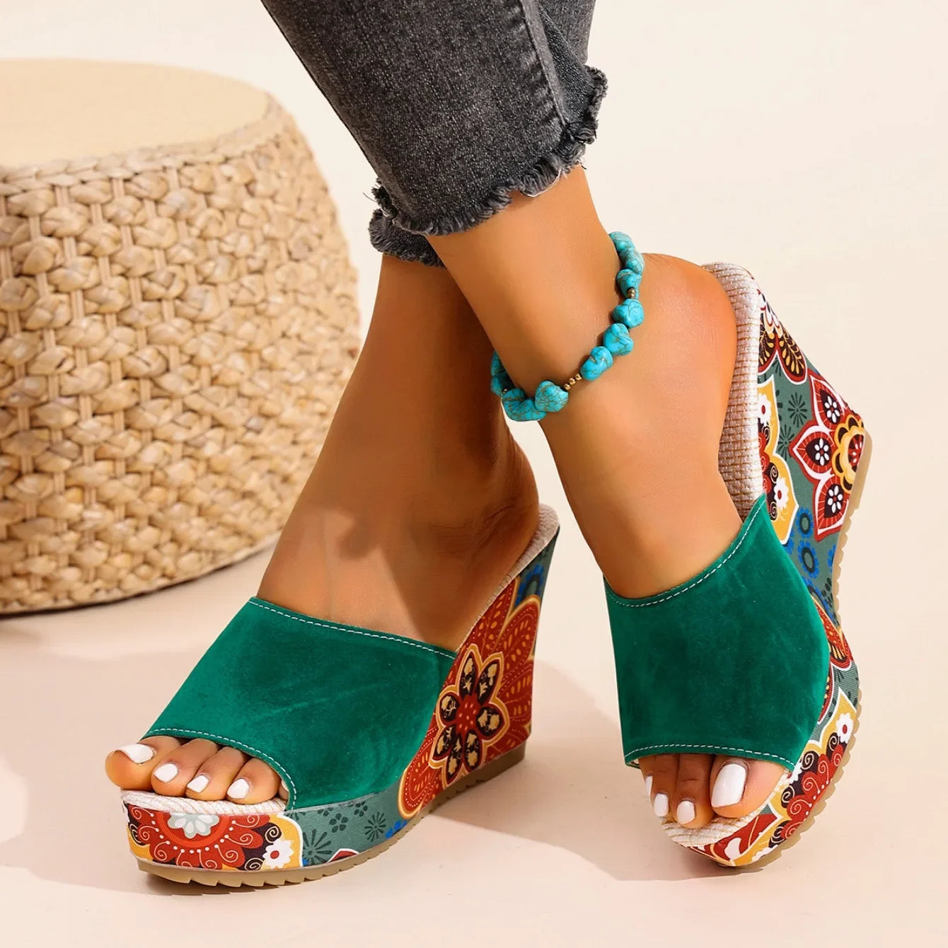Sandale Wedge Momount Damă – Slide Platformă din Piele Întoarsă cu Imprimeu Floral Boho