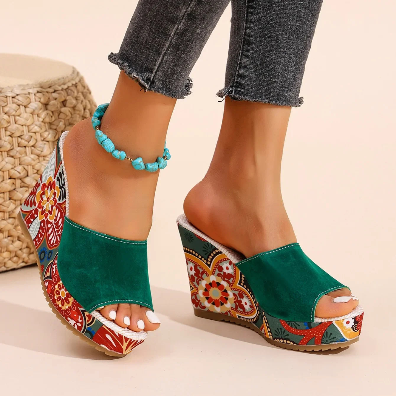 Sandale Wedge Momount Damă – Slide Platformă din Piele Întoarsă cu Imprimeu Floral Boho