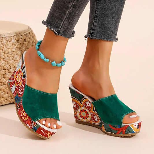 Sandale Wedge Momount Damă – Slide Platformă din Piele Întoarsă cu Imprimeu Floral Boho