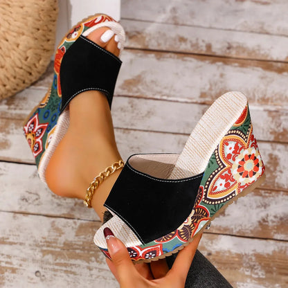 Sandale Wedge Momount Damă – Slide Platformă din Piele Întoarsă cu Imprimeu Floral Boho