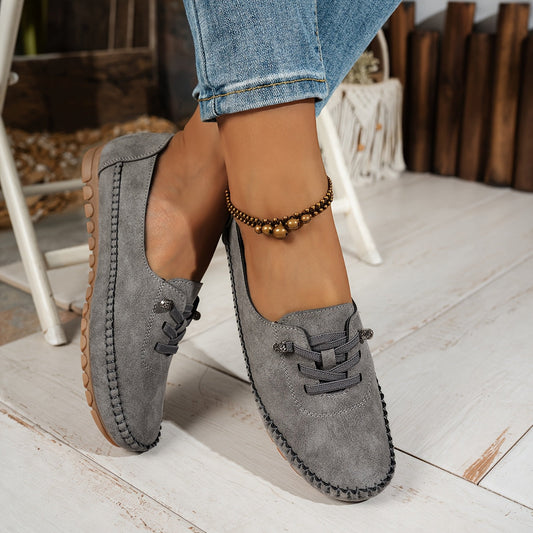 Mocasini damă cu cusături contrastante și talpă joasă – model slip-on cu șiret decorativ