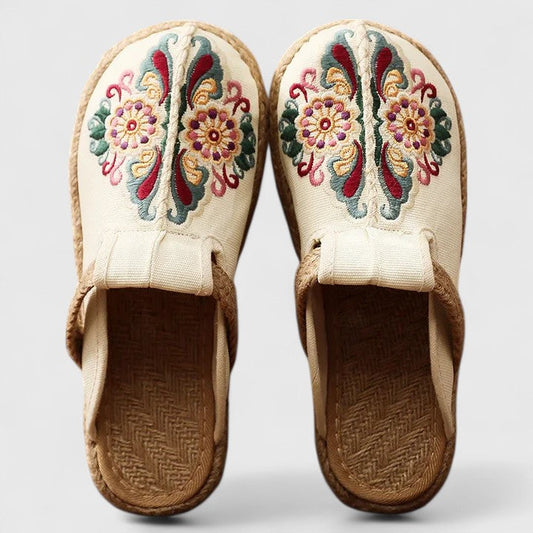 Saboți damă cu broderie florală și vârf închis – model slip-on cu talpă joasă