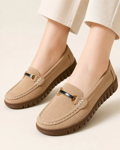 Mocasini bej de damă cu talpă chunky și accesoriu auriu — imagine de produs 1