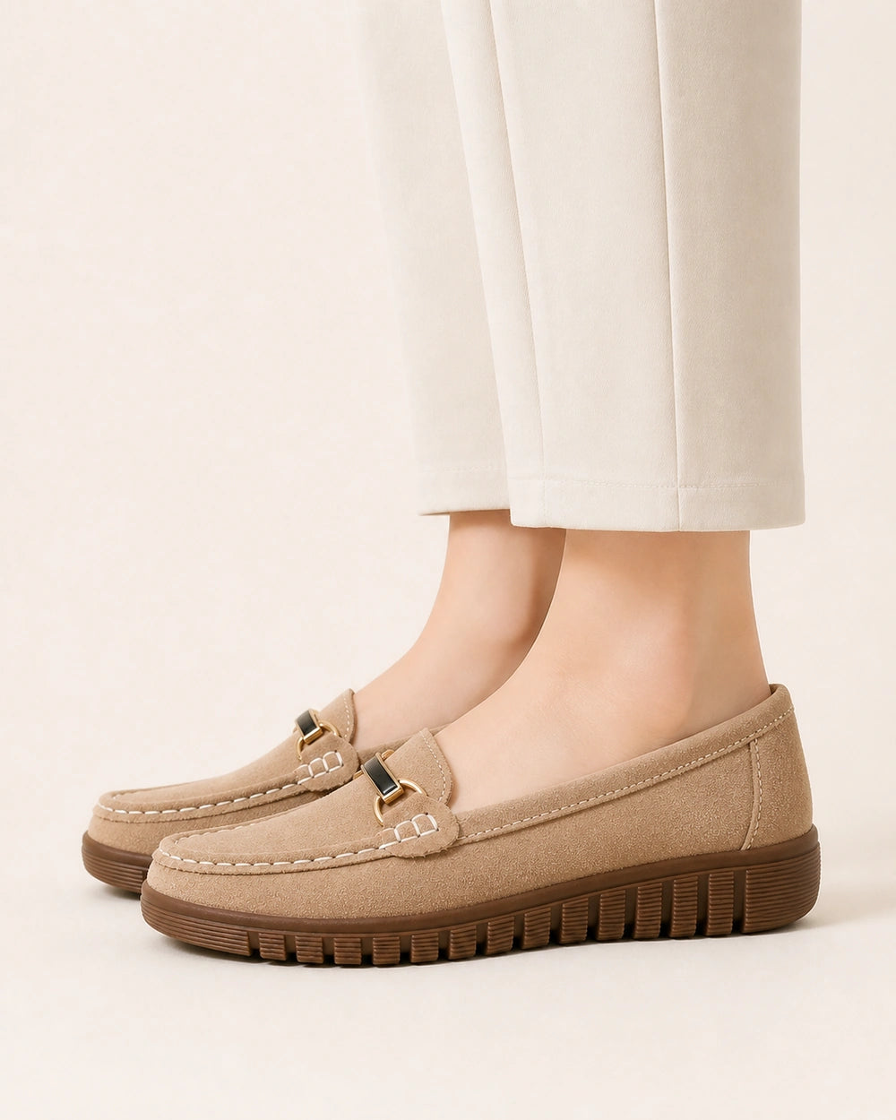 Mocasini bej de damă cu talpă chunky și accesoriu auriu — imagine de produs 4