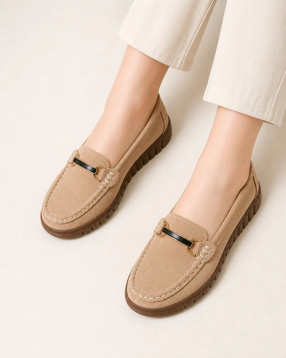 Mocasini bej de damă cu talpă chunky și accesoriu auriu — imagine de produs 5