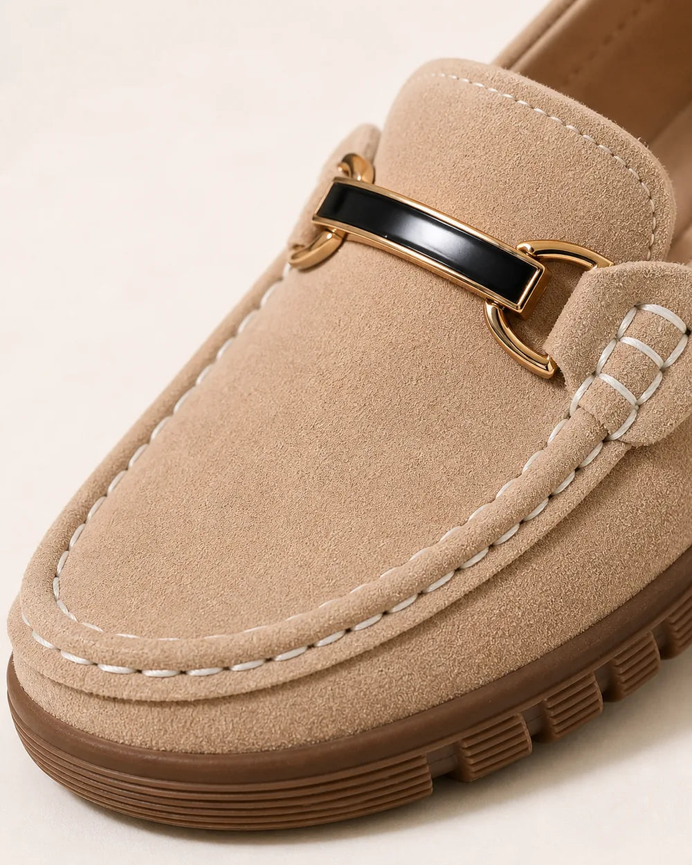 Mocasini bej de damă cu talpă chunky și accesoriu auriu — imagine de produs 6