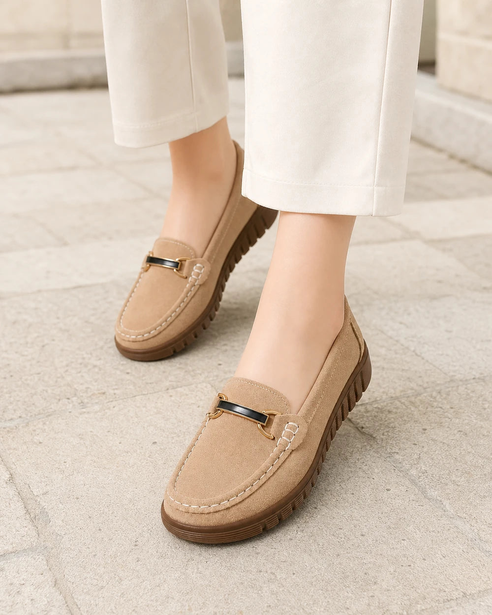 Mocasini bej de damă cu talpă chunky și accesoriu auriu — imagine de produs 7