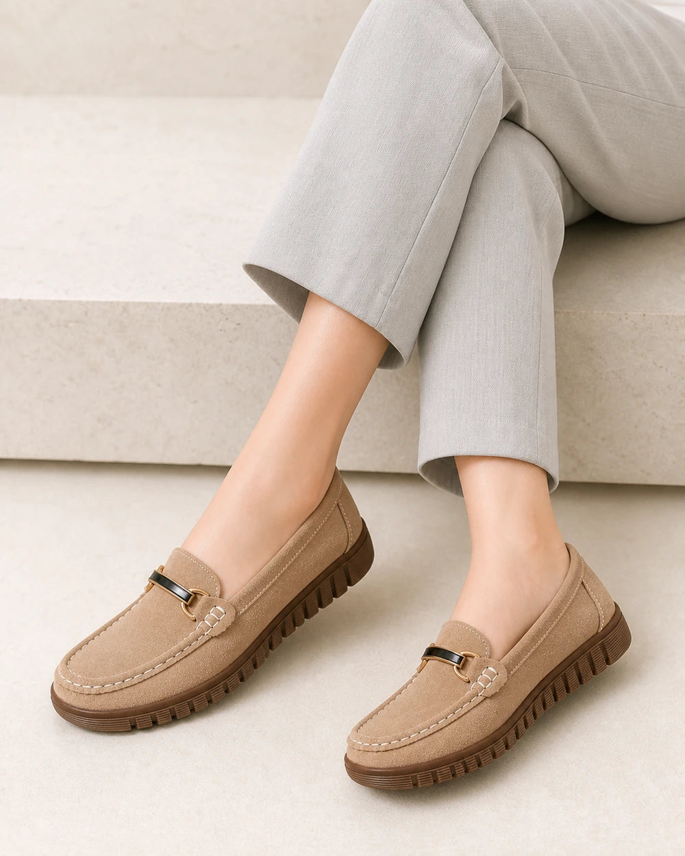Mocasini bej de damă cu talpă chunky și accesoriu auriu — imagine de produs 8
