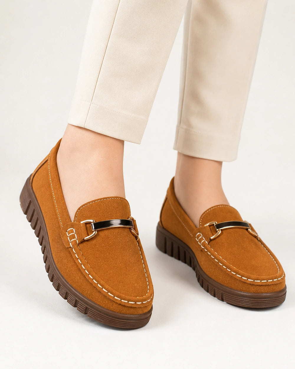 Mocasini bej de damă cu talpă chunky și accesoriu auriu — imagine de produs 11