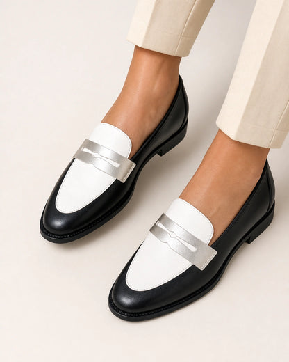 Mocasini alb-negru de damă cu baretă argintie — imagine de produs 5