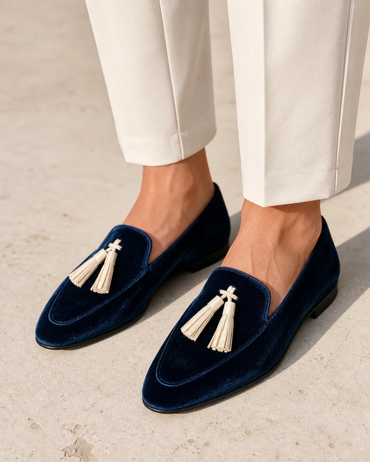 Mocasini bleumarin de damă cu textură catifelată și ciucuri — imagine de produs 1