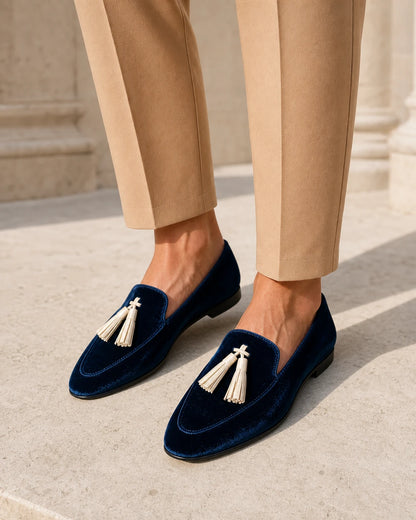 Mocasini bleumarin de damă cu textură catifelată și ciucuri — imagine de produs 2