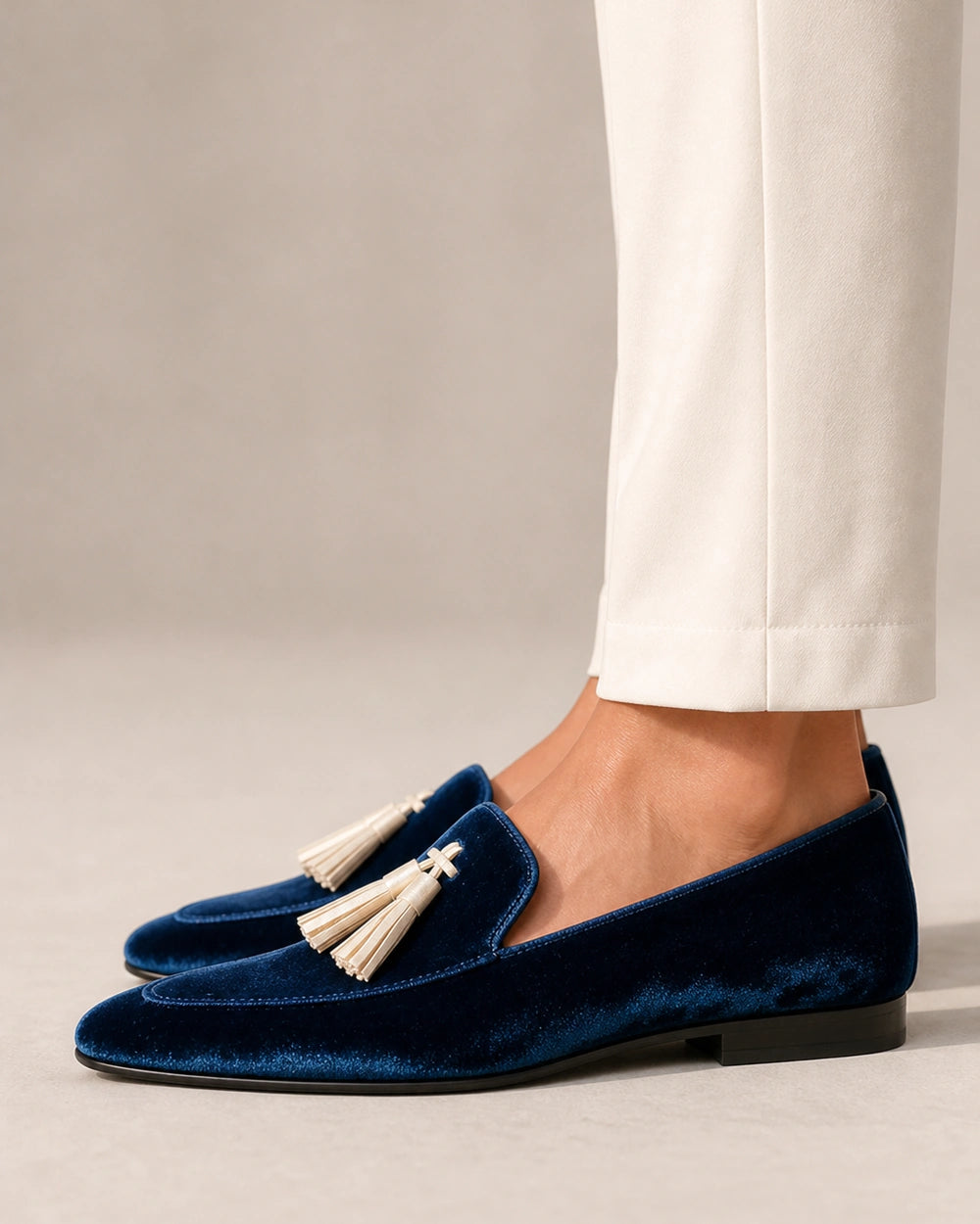 Mocasini bleumarin de damă cu textură catifelată și ciucuri — imagine de produs 4