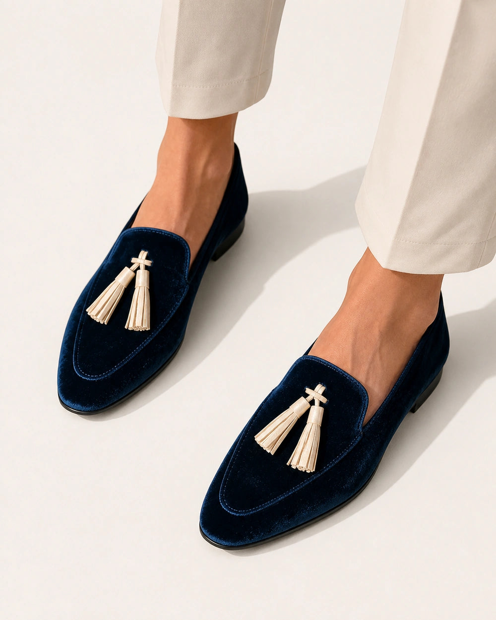 Mocasini bleumarin de damă cu textură catifelată și ciucuri — imagine de produs 5