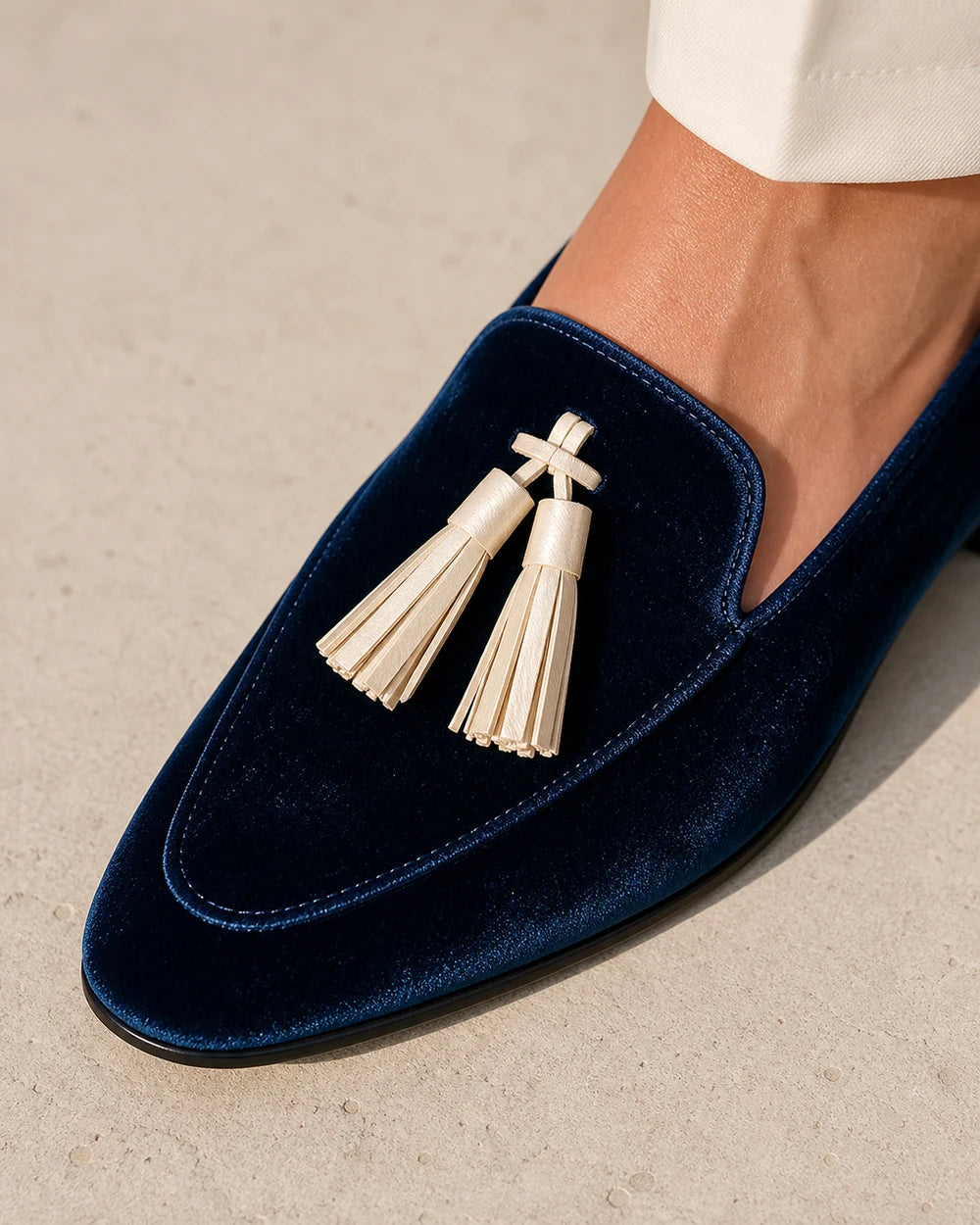 Mocasini bleumarin de damă cu textură catifelată și ciucuri — imagine de produs 6