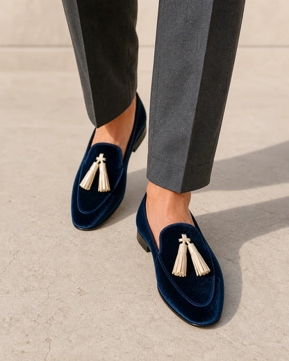 Mocasini bleumarin de damă cu textură catifelată și ciucuri — imagine de produs 7