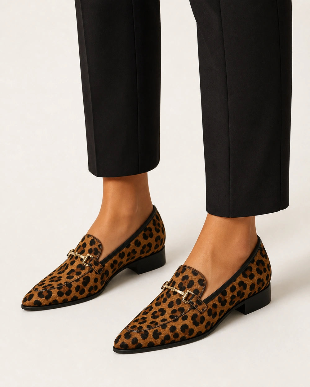 Mocasini leopard de damă cu vârf ascuțit și accesoriu metalic — imagine de produs 2