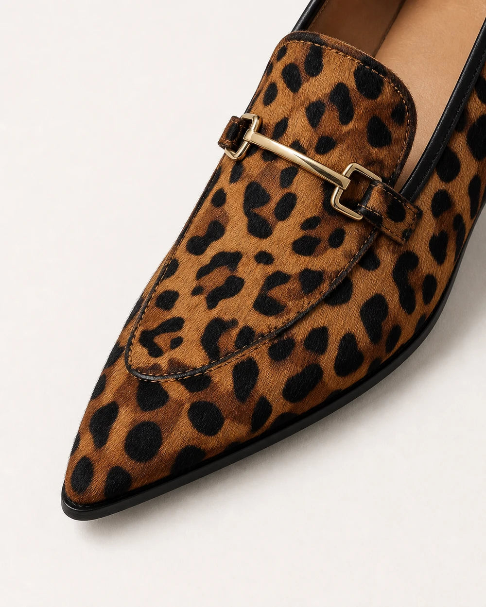 Mocasini leopard de damă cu vârf ascuțit și accesoriu metalic — imagine de produs 6