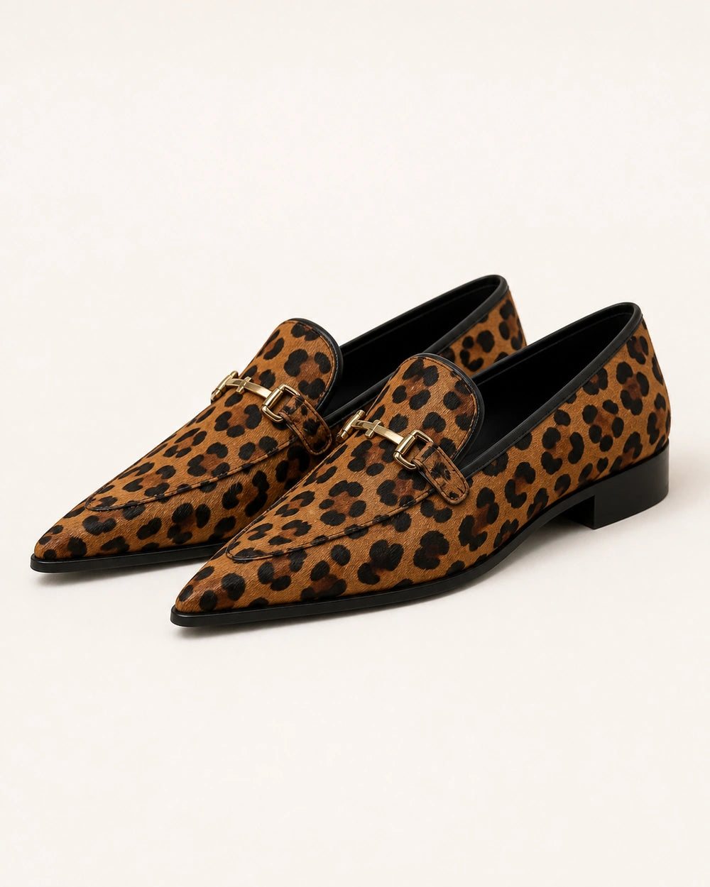 Mocasini leopard de damă cu vârf ascuțit și accesoriu metalic — imagine de produs 9