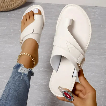 Sandale Plate Momount Damă – Piele Neagră cu Inel pentru Deget, Cataramă, Slide