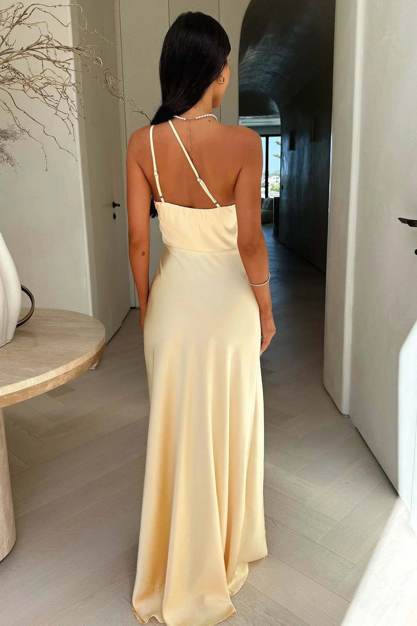 Aurelia | Rochie Maxi Eleganta din Satin Un Umăr, Drapată, Despicătură