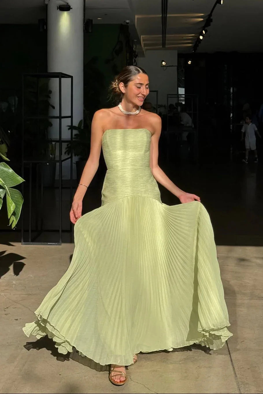 Emiliana | Rochie Maxi Plisată din Satin cu Despicătură, Bretele, Vaporoasă