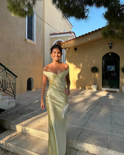 Fiammetta | Rochie Maxi Elegantă din Satin cu Umeri Goi, Mulată, de Seară